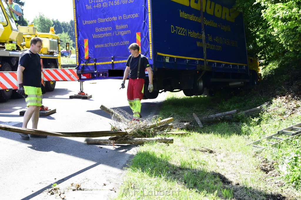 LKW in Boeschung A 3 Rich Frankfurt Hoehe Roesrath Lohmar P185.JPG - Miklos Laubert